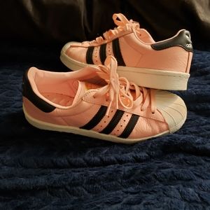👟 Like New Peach W/Black Adidas Boost uni-sex sneakers 👟